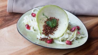 Slaatje koolrabi en granaatappel van Tjop’s