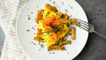 Toast met asperges en zalm