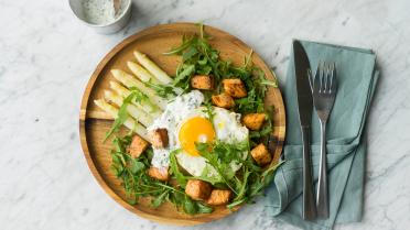 Asperges met gebakken zalm en yoghurtsausje 