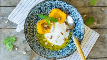 Dessert op de barbecue: gekarameliseerde perzik met yoghurt