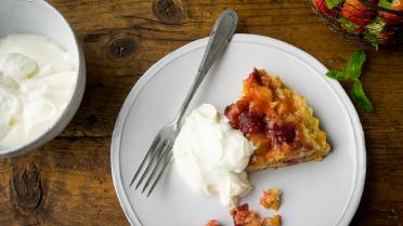 Tarte tatin van rabarber en aardbei