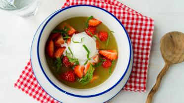 Koude rabarbersoep met aardbeien en citroensorbet