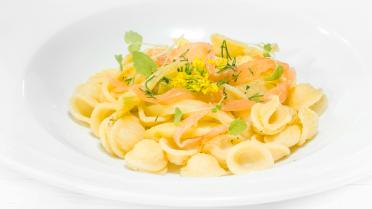 Orecchiette met zalm, venkel en sinaasappel