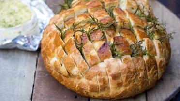 Provençaals aperitiefbrood met camembert, tijm en rozemarijn