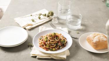 Glutenvrije spaghetti met tonijn, courgette en tomatensaus