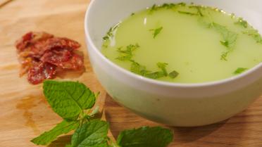 Velouté van erwtjes met munt en gebakken parmaham Velouté van erwtjes met munt en gebakken parmaham