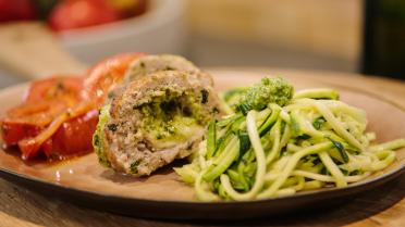 Vogelnestjes met mozzarella, tomaat en courgetteslierten