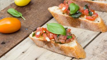 Bruschetta met tomaat en basilicum op de barbecue