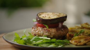 Lamsburger met tomatentapenade en ovenfrietjes