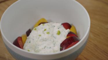 Ricotta met munt, limoen en pruimen