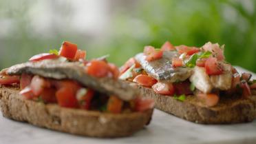 Bruschetta met sardines en tomaten Bruschetta met sardines en tomaten