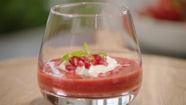 aardbeiencoulis met Griekse yoghurt en granaatappelpitten aardbeiencoulis met Griekse yoghurt en granaatappelpitten