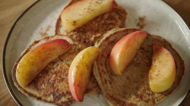 Havermoutpannenkoekjes met gebakken appeltjes met kaneel 