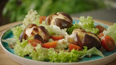 Salade van gegrilde geitenkaas met verse vijgen