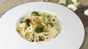 Ans spaghetti met bloemkoolsaus en gebakken broccoli