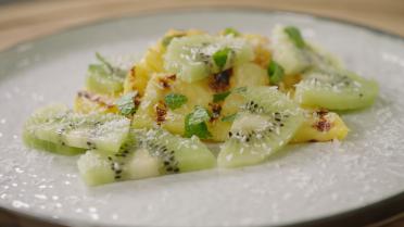 Gegrilde ananas met kokos en kiwi