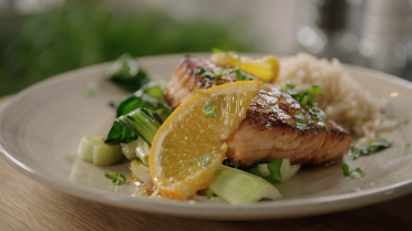 Zalm met paksoi, prei en zilvervliesrijst