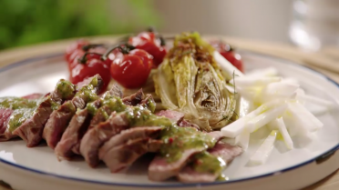 Steak met chimichurri saus, geroosterde sla en trostomaat 