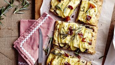 Aardappel-ui taart met Zwitserse raclette en grisonvlees 