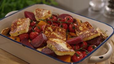 Ovenschotel met butternut, rode biet en gekarameliseerde halloumi 