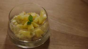 Gezonde rijstpap met kokosmelk en ananas 