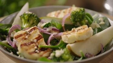 Lauwe salade met gegrilde haloumi en dressing van peer 
