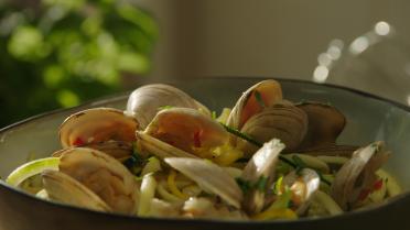 Pittige spaghetti courgetti met vongole of venusschelpen