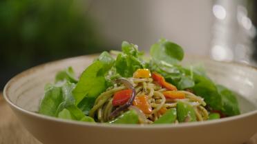 Pasta met sugarsnaps en pesto van postelein