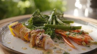 Gemarineerde kipbrochette met broccolini en wortelen