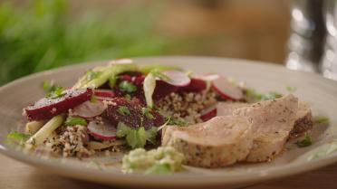 Varkenshaasje met tricolore quinoa en radijsjes