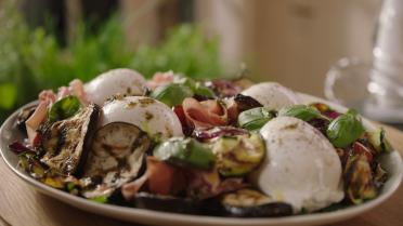 Italiaans slaatje met gegrilde groenten, burrata en Parmaham