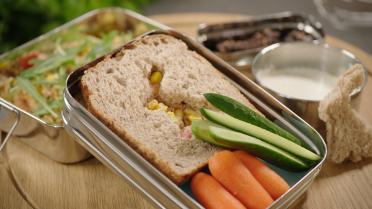 Lunchtip van Sandra: boterhammen met zelfgemaakte tonijnsalade en rijst met kip