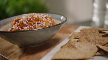 Dipsaus van geroosterde pompoen met tortillachips