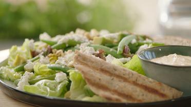 Pittige maaltijdsalade met geitenkaas en zelfgemaakt platbrood