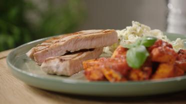 Kalfssteak met rammenas en patatas bravas