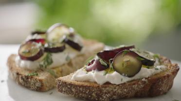 Toast met ricotta, druiven en rozemarijn