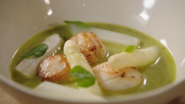 Asperges met waterkerssaus en Sint-Jakobsvruchten Asperges met waterkerssaus en Sint-Jakobsvruchten
