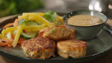 Thaise viskoekjes met pittige dip en frisse salade