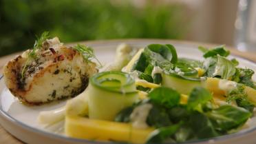 Gegrilde zeeduivel met yoghurtdressing en komkommersla