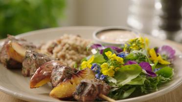 Lamsspiesjes met nectarine en couscous