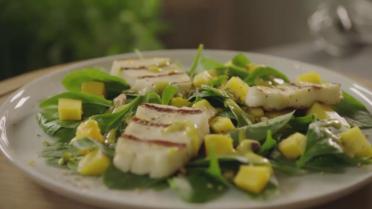 Salade van gegrilde halloumi, spinazie en mangodressing