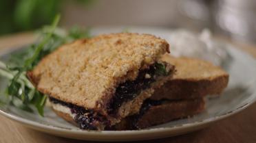 Croque monsieur met compote van blauwe bessen en kaas