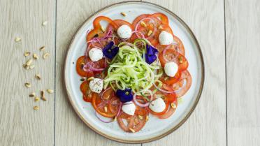 Heerlijke salade met tomaat, komkommer en mozzarella van Sandra Bekkari