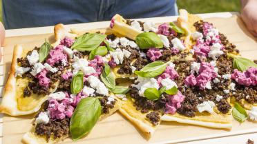 Oriental Pizza: pizza met rode biet en lamsgehakt