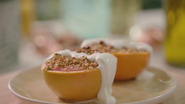 Geroosterde pompelmoes met granola, limoen en yoghurt Geroosterde pompelmoes met granola, limoen en yoghurt