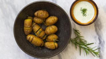 Hasselback krieltjes met frisse yoghurtdip