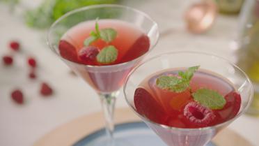 Pink iced tea met rozenbottel