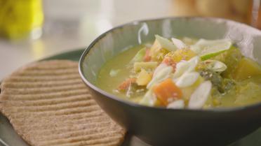  Open Keuken met Sandra Bekkari: Curry met wintergroenten en naanbrood