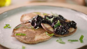 Open keuken met Sandra Bekkari: Banaanpannenkoeken met blauwe bessencompote