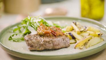 Open Keuken met Sandra Bekkari: Steak met tomatensaus en krielpatatfrietjes